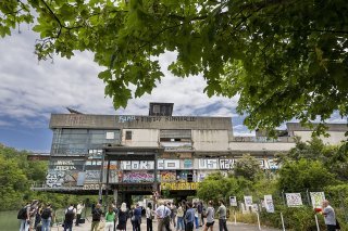 Le premier espace rénové du bâtiment Porteous à Vernier (GE) a été dévoilé vendredi en présence des autorités cantonales et municipales.